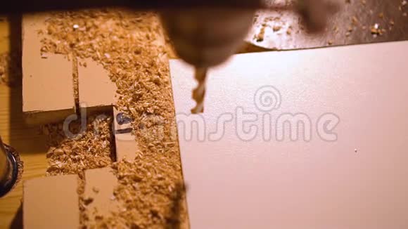 木钻钻木材质视频的预览图