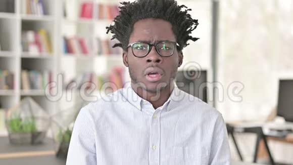 悲伤的非洲青年男子面对损失视频的预览图
