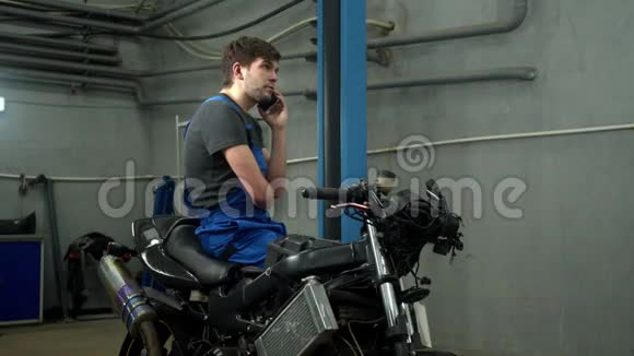 技师坐在摩托车上打电话视频的预览图