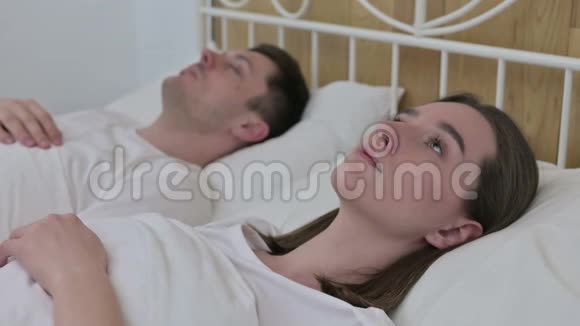 美丽的女人在床上醒来旁边是睡伴视频的预览图