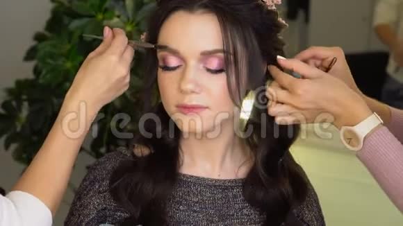 工作专业化妆师视频的预览图