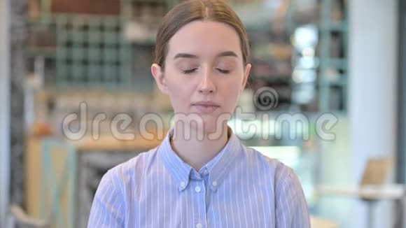 紧张的年轻女商人头痛的肖像视频的预览图