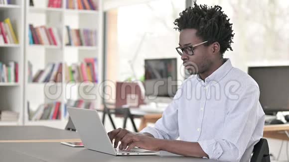 专注于笔记本电脑的非洲商人视频的预览图