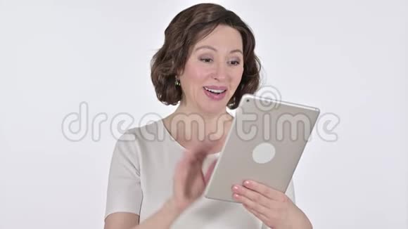 老女人在线视频聊天白色背景视频的预览图