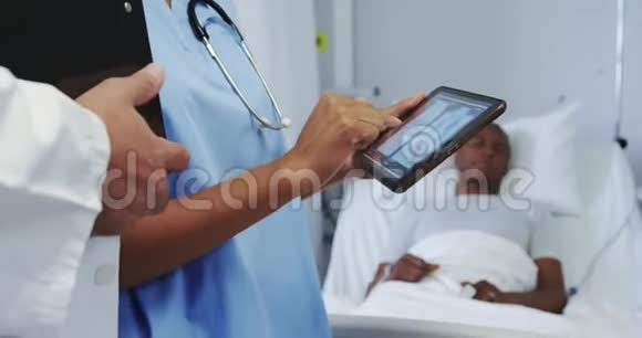多民族医生的特写讨论医院病房数字化平板电脑的x光报告视频的预览图