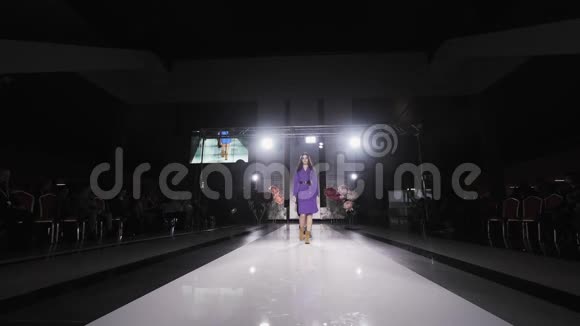 时装秀设计女式服装女式慢动作在讲台上合上舞台4K视频的预览图