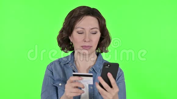 老年女性智能手机在线支付绿色彩色钥匙背景视频的预览图