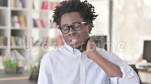 精疲力竭的非洲青年男子颈部疼痛视频的预览图