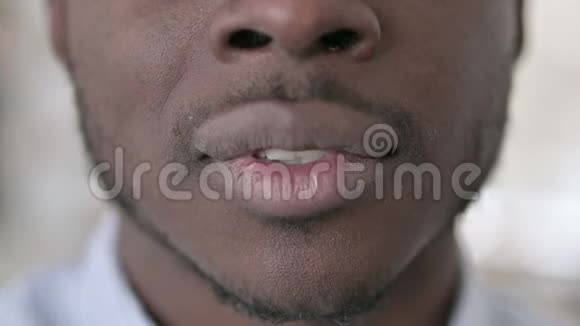 闭上微笑的非洲男人的嘴视频的预览图