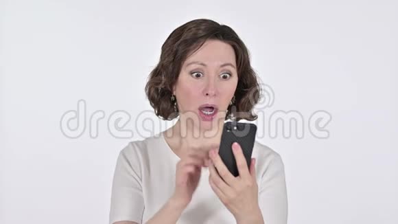 智能手机丢失的老妇人白色背景视频的预览图