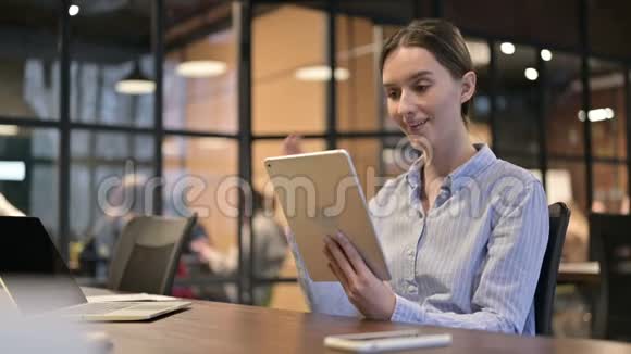 青年妇女在工作中数字桌上的在线视频聊天视频的预览图