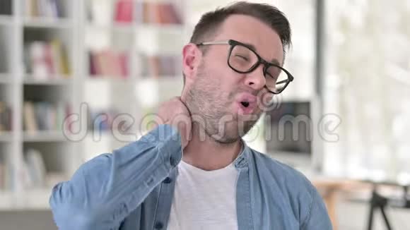 戴眼镜的年轻人脖子疼视频的预览图