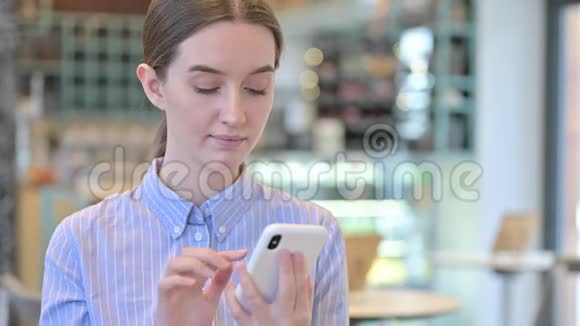 年轻女商人使用智能手机的画像视频的预览图