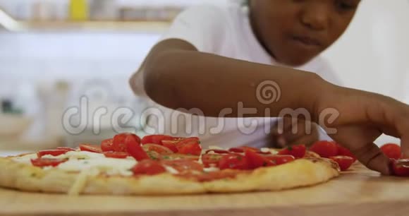小男孩在家做披萨视频的预览图