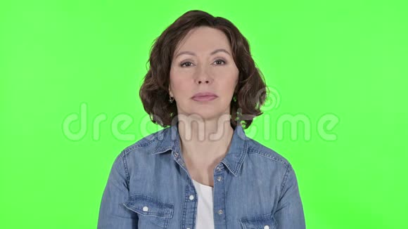 绿染色背景下颈部痛的老妇人视频的预览图