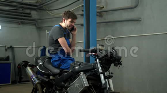 慢动作技师坐在摩托车上打电话视频的预览图