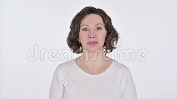 老妇人在白色背景下对着镜头微笑视频的预览图