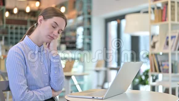 疲惫的年轻女商人在咖啡厅喝午餐视频的预览图