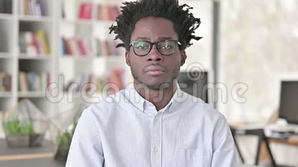 失望的非洲青年男子视频的预览图