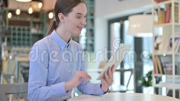 咖啡厅年轻女商人桌上的视频聊天视频的预览图
