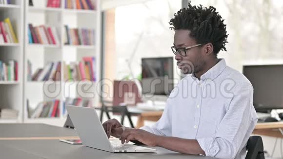 非洲商人在笔记本电脑上庆祝成功视频的预览图