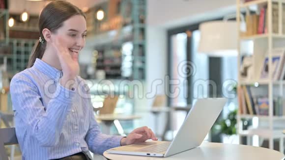咖啡馆里年轻女商人的笔记本电脑视频聊天视频的预览图
