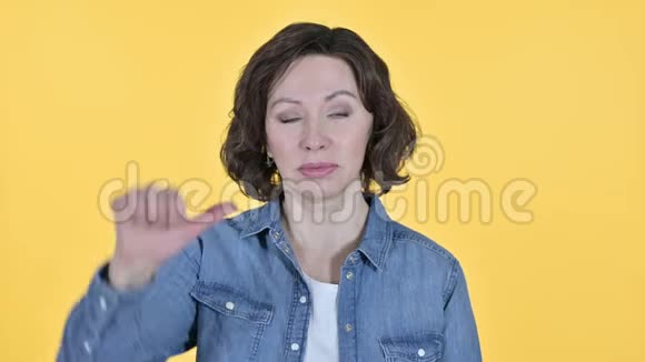 上面的大拇指是老太婆做的黄色背景视频的预览图