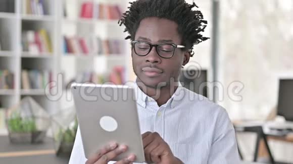 聚焦非洲男人使用数字平板视频的预览图