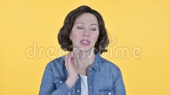 黄背颈疼痛的老妇人视频的预览图