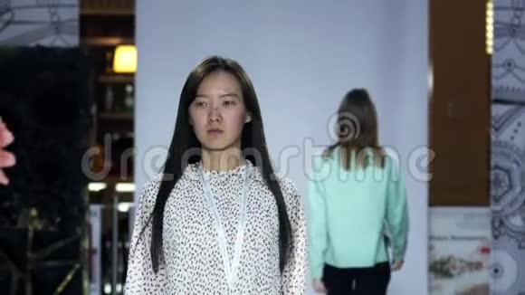 迷人的亚洲女孩T台走日本时装秀特写周Vogue4K视频的预览图