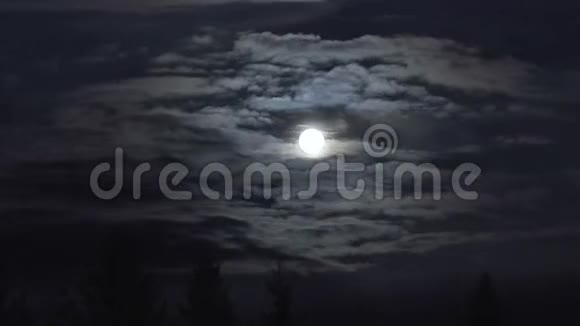 月亮在夜空中的时间流逝视频的预览图