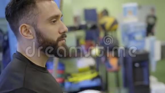 健身房里的男性私人教练视频的预览图