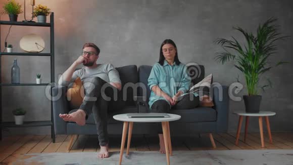 一对年轻夫妇正和一位心理学家坐在沙发上家庭问题视频的预览图