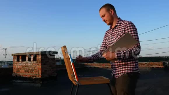 他画了一幅画在屋顶上视频的预览图