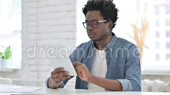 非洲年轻人在桌上进行视频聊天视频的预览图