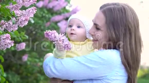 美丽的母女在一起视频的预览图