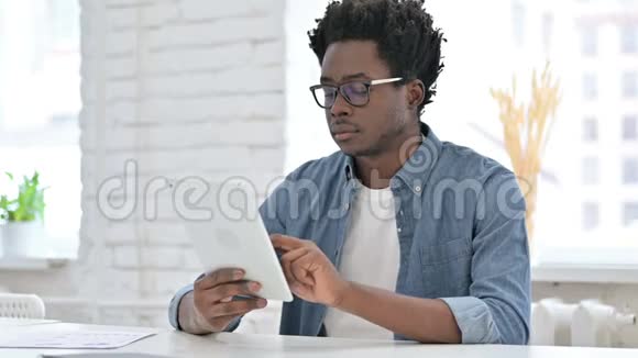 年轻的非洲男人在餐桌上得到惊喜视频的预览图