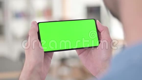 在绿色智能手机屏幕上观看视频彩色键视频的预览图
