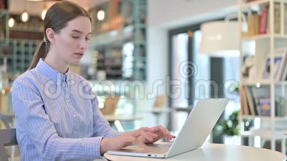 在咖啡馆的年轻女商人丢失笔记本电脑视频的预览图