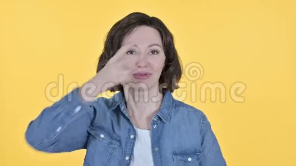 在黄色背景下跳舞的老女人视频的预览图