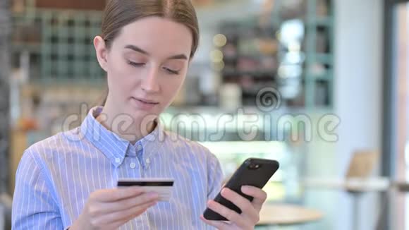 年轻女商人的智能手机在线支付画像视频的预览图