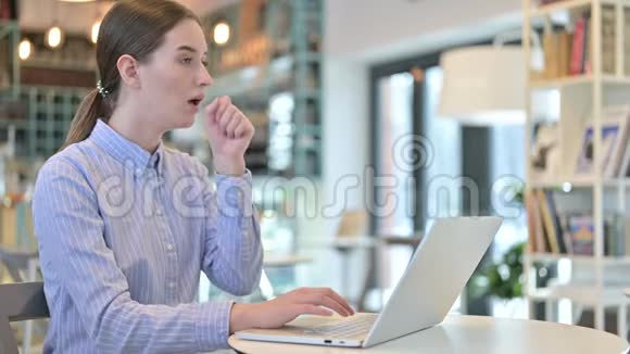 专业的年轻女商人在咖啡馆咳嗽视频的预览图