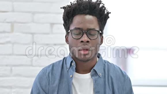 咳嗽病的非洲青年男子喉咙视频的预览图