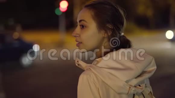 美丽微笑的年轻女子走在户外夜市视频的预览图