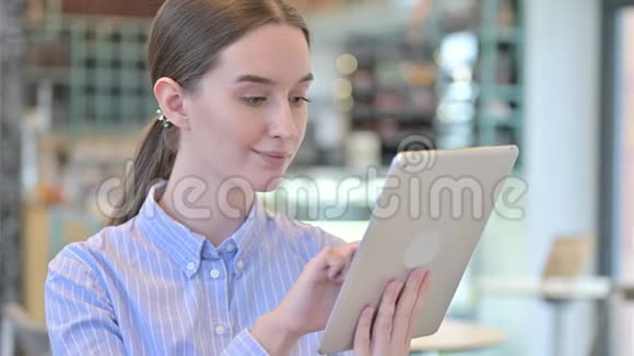 年轻女商人使用数码平板电脑的肖像视频的预览图