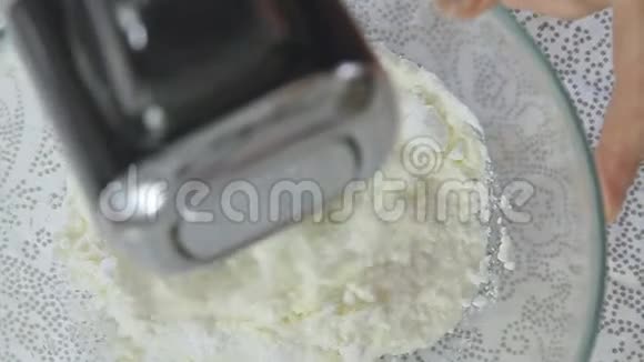 用手搅拌机烹饪和制作奶油视频的预览图