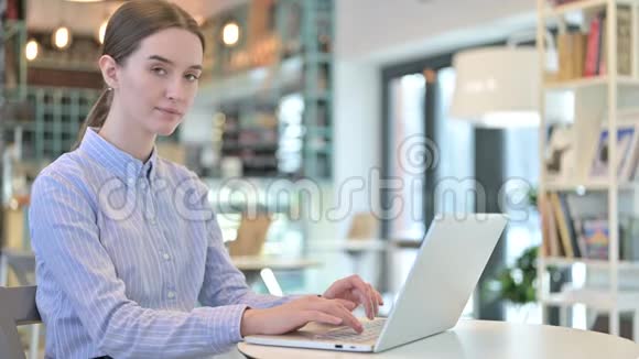 女商人在咖啡馆里没有使用笔记本电脑的标志视频的预览图
