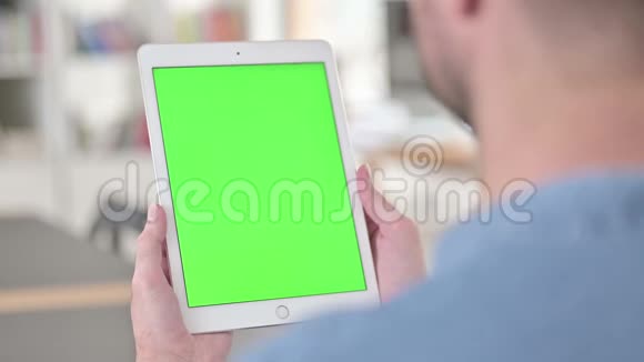 使用带有绿色屏幕色度键的平板电脑视频的预览图