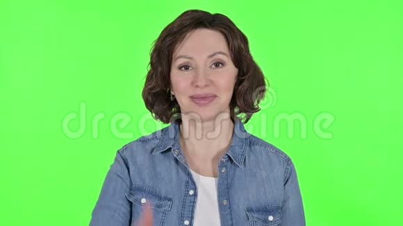 积极的老妇人竖起大拇指绿色的关键背景视频的预览图