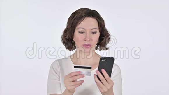 老年女性在智能手机上的在线支付视频的预览图